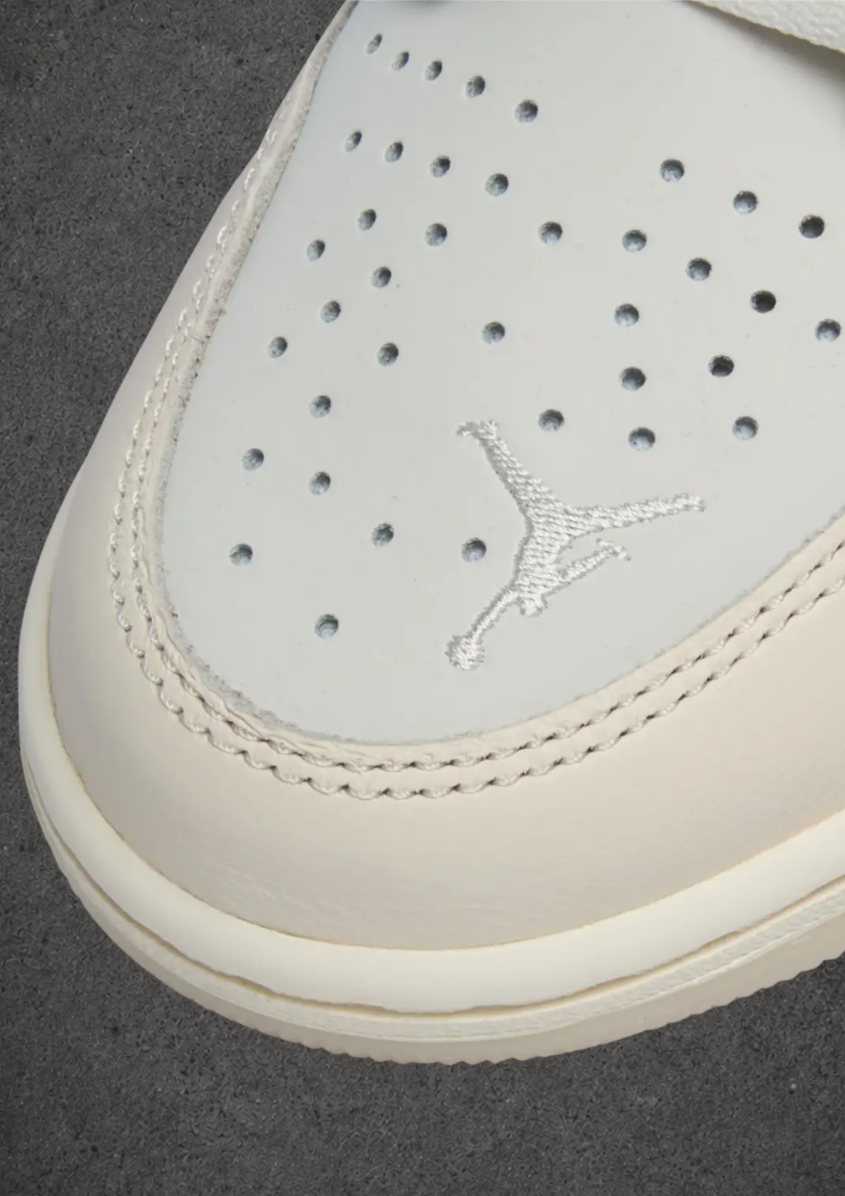 Air Jordan 1 Retro High “SAIL UNIVERSITY RED”