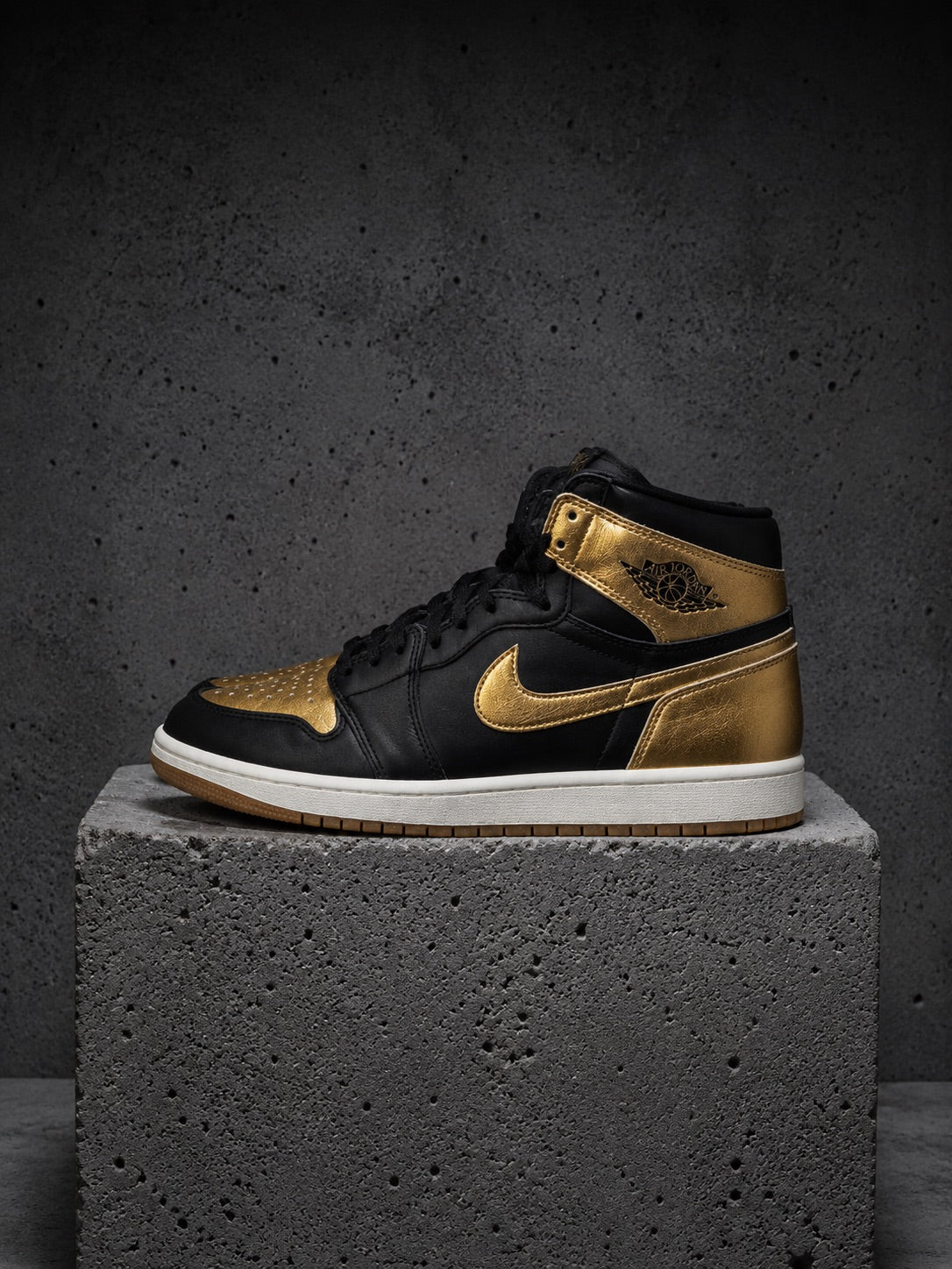 Jordan 1 High OG “Metallic Gold”